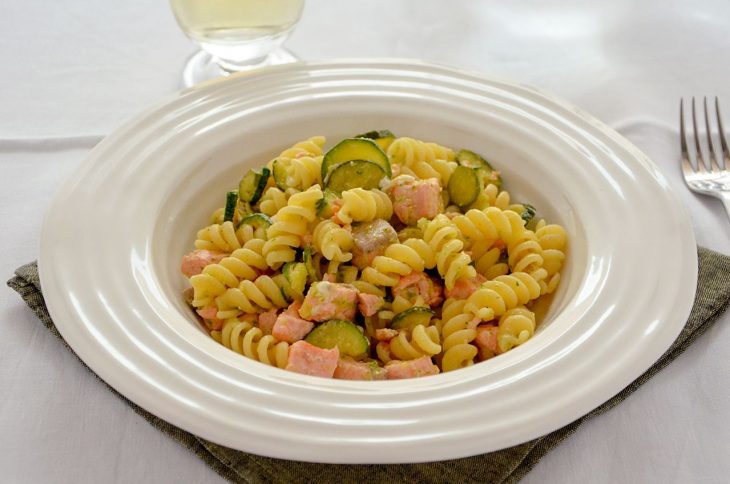 Pasta con salmone e zucchine