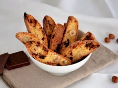 Cantucci cioccolato e nocciole