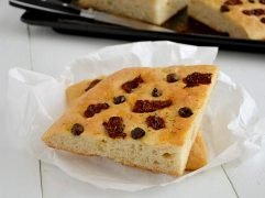 Focaccia con pomodori secchi e olive