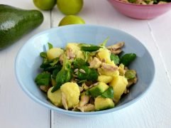 Insalata di pollo, patate e avocado