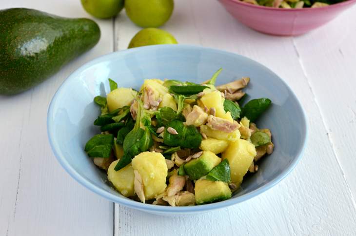 Insalata di pollo, patate e avocado