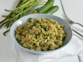 Insalata di quinoa con asparagi e zucchine