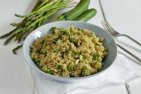 Insalata di quinoa con asparagi e zucchine