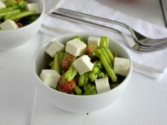 Pasta con pesto di rucola, pomodorini e primosale