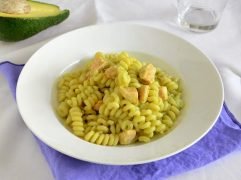 Pasta con salmone e avocado