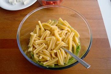 Pasta con pesto di rucola pomodorini e primosale 4