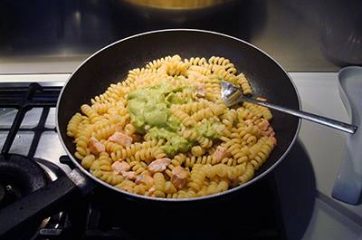 Pasta con salmone e avocado 5