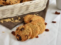 Biscotti con fiocchi d'avena e uvetta