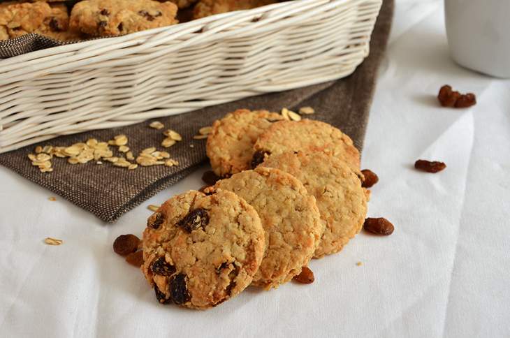 Biscotti con fiocchi d'avena e uvetta