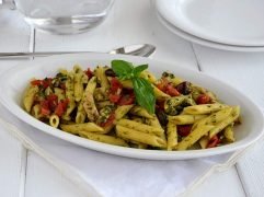 Insalata di pasta con tonno, pomodori e basilico