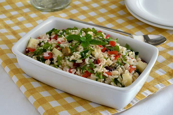 Insalata di riso con pomodori, asiago e rucola