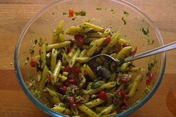 Insalata di pasta con tonno pomodori e basilico 5