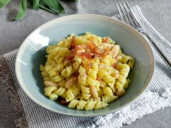 Pasta con cannellini e guanciale