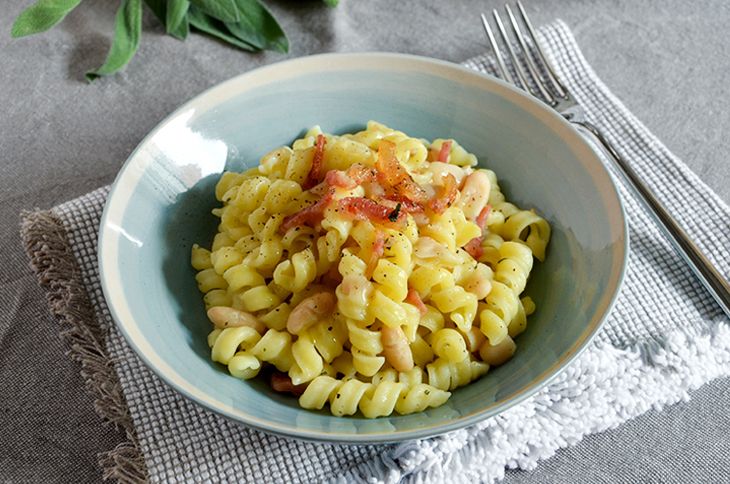 Pasta con cannellini e guanciale