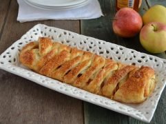 Treccia di pasta sfoglia alle mele