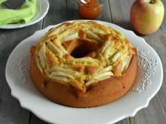 Ciambella con mele e marmellata