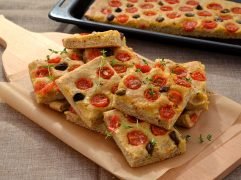 Focaccia integrale con pomodorini e olive