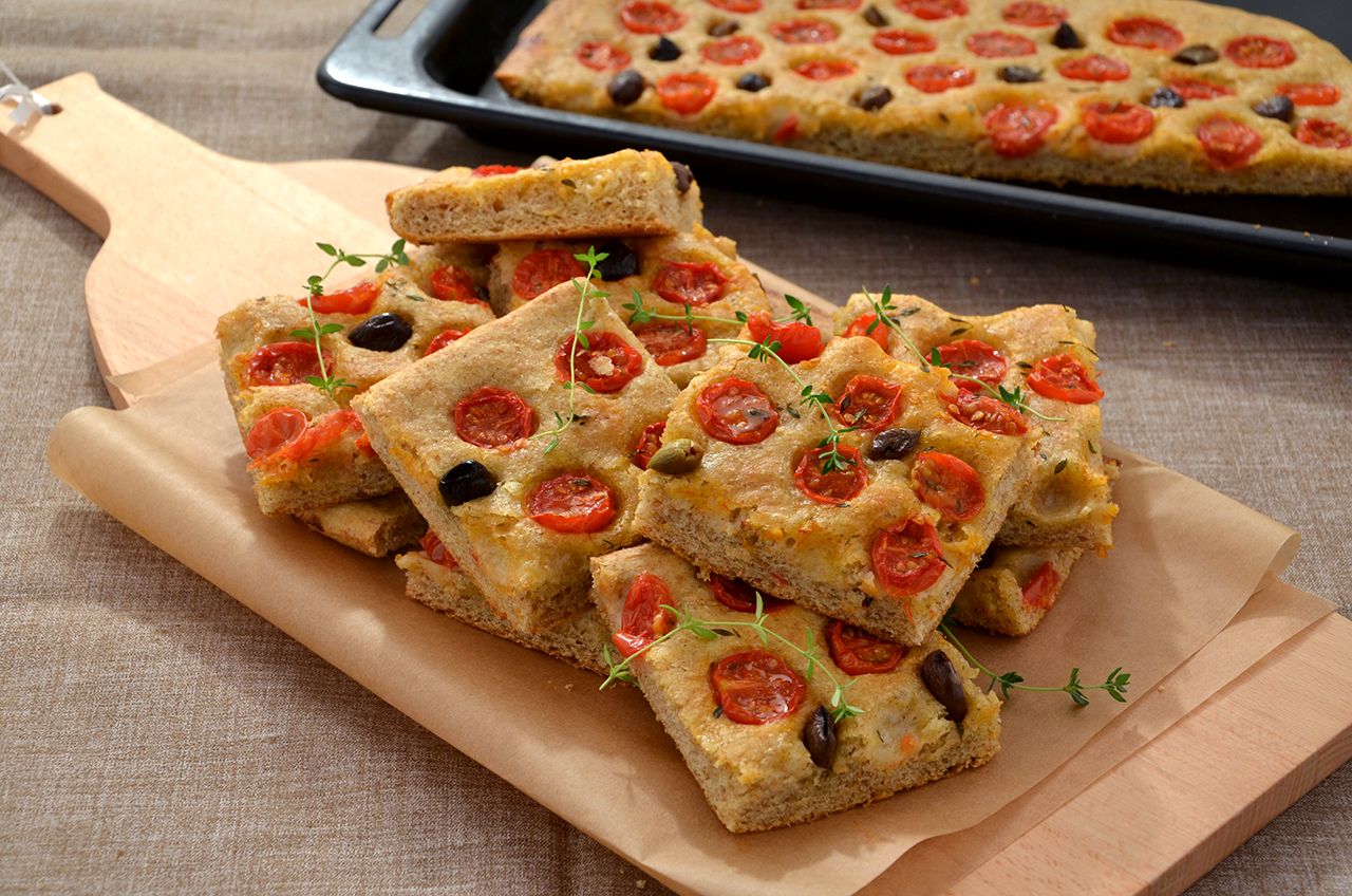 Focaccia integrale con pomodorini e olive