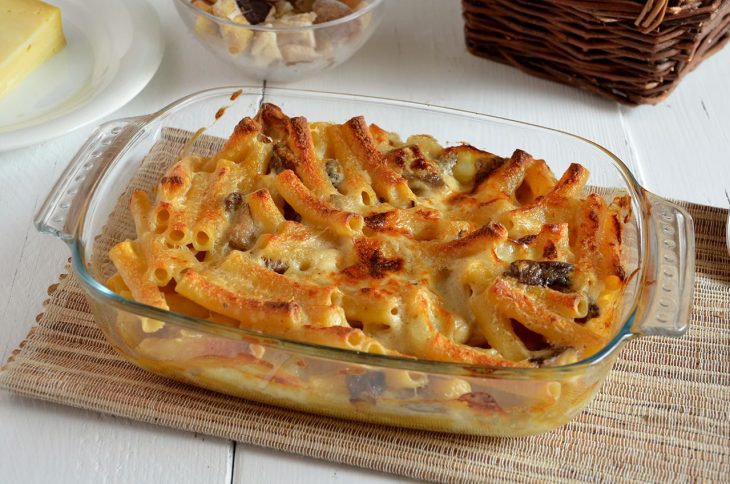 Pasta al forno con funghi e fontina