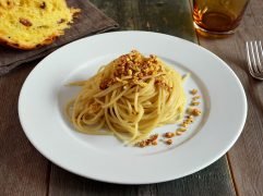 Pasta con burro, alici e panettone