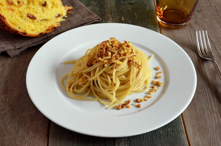 Pasta con burro, acciughe e panettone