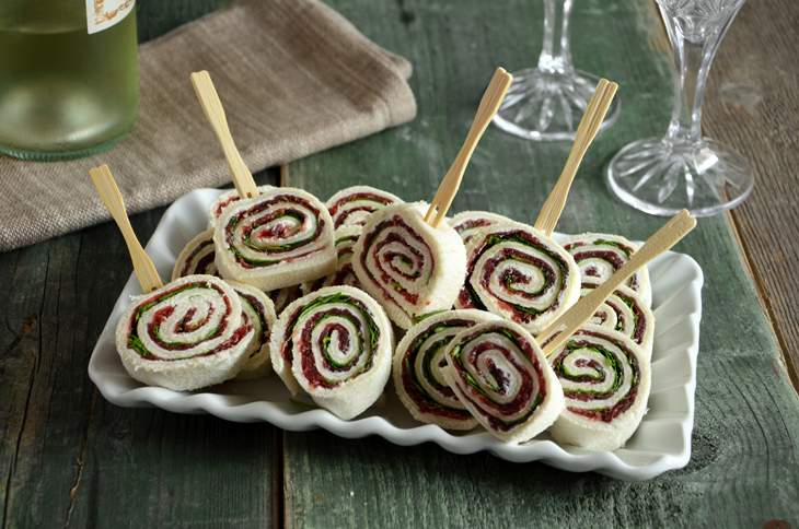 Rotolini con bresaola, robiola e rucola