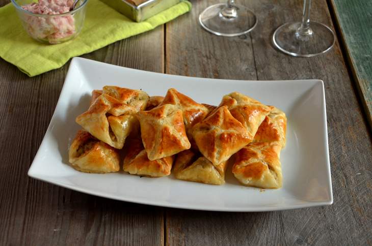 Rustici con salsiccia e stracchino