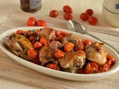 Pollo al forno con pomodorini e olive