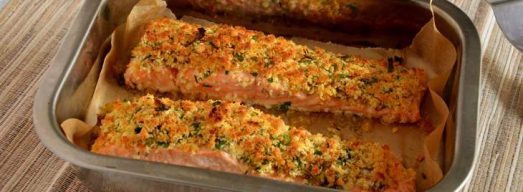 Teglia da forno con due filetti di salmone gratinati
