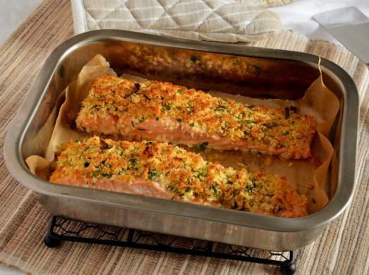 Teglia da forno con due filetti di salmone gratinati