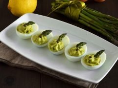 Uova ripiene di crema di asparagi