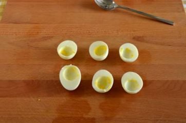 Uova ripiene di crema di asparagi 4