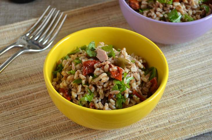 Farro con pomodori secchi, tonno e rucola