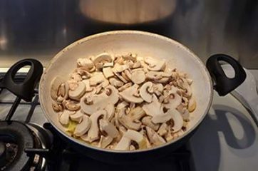 Treccia di sfoglia con funghi e salsiccia 3