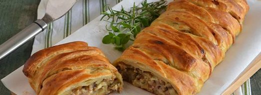 Treccia di sfoglia con funghi e salsiccia