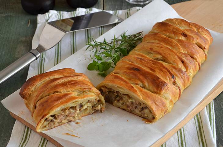 Treccia di sfoglia con funghi e salsiccia