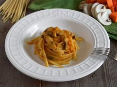 Pasta con crema di zucca e funghi