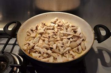 Pasta con crema di zucca e funghi 5