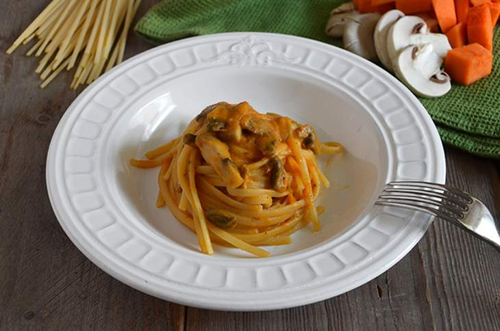 Pasta con crema di zucca e funghi