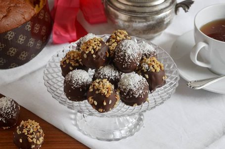 Alzatina con sopra i tartufini di colomba su tavola apparecchiata
