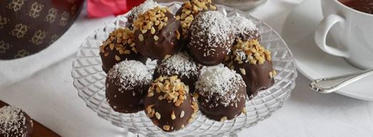 Alzatina con sopra i tartufini di colomba su tavola apparecchiata