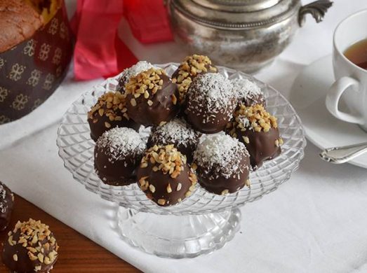Alzatina con sopra i tartufini di colomba su tavola apparecchiata