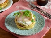 Torretta di pancakes salati conditi con formaggio, tacchino e rucola