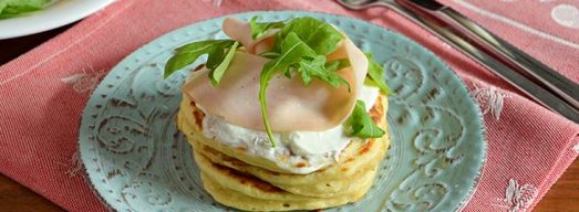 Torretta di pancakes salati conditi con formaggio, tacchino e rucola
