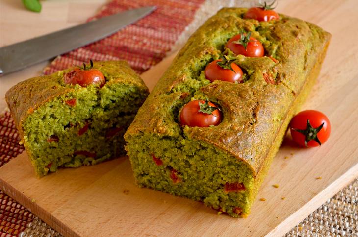 Plumcake con pesto di rucola e pomodorini