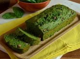 Vassoio di legno con plumcake in primo piano su tovaglietta gialla
