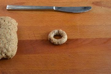 Tarallino di impasto sulla spianatoia