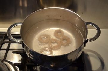 Tarallini nella pentola con acqua bollente