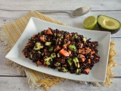 Insalata di riso con salmone e avocado
