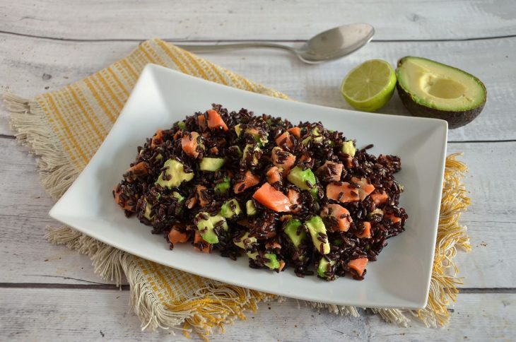 Insalata di riso con salmone e avocado